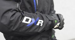 Logo sur le blouson DXR Spanker