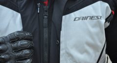 Fermeture principale de la veste Dainese TEMPEST 2 D-DRY et système Idraflap