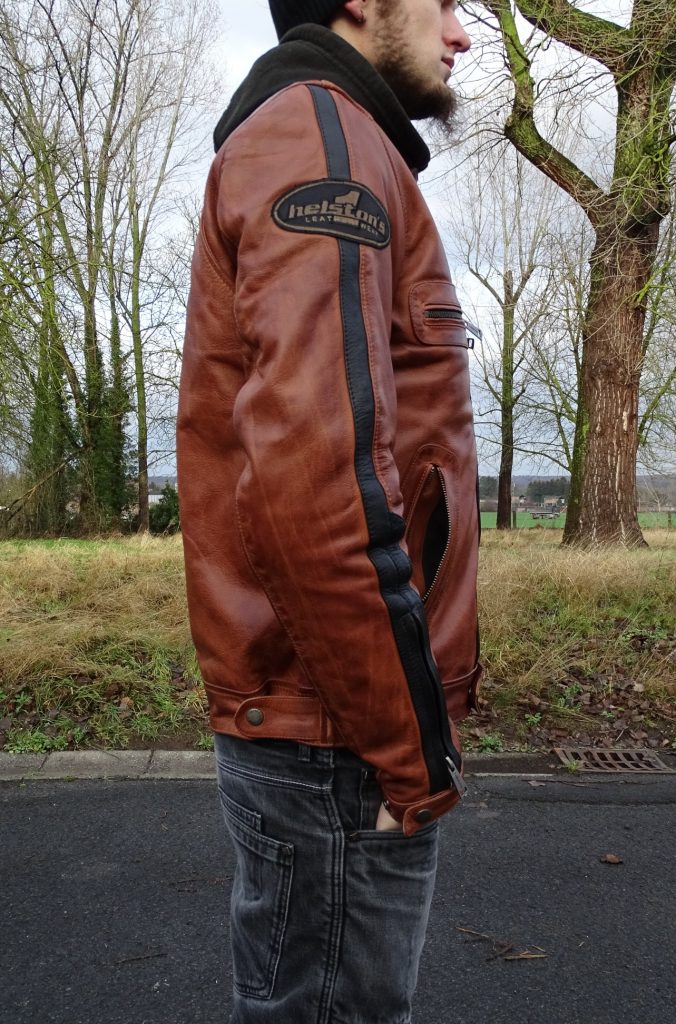 Les manches du blouson Helstons Randall sont longues et s&rsquo;adaptent à tous les types de guidon