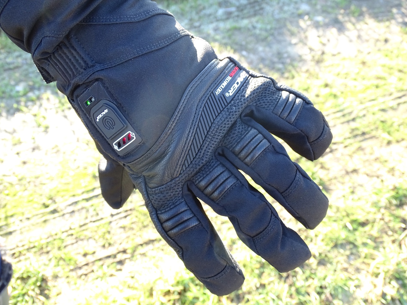 Malgré leur épaisseur, les gants chauffants Racer Connectic 3 sont souples