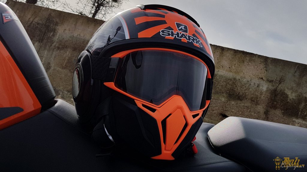 Ce look est le fruit de l’addition d’un jet, d’une paire de lunettes typées cross et d’une mentonnière en plastique.