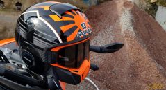 Le casque Shark Street Drak à porter avec un tour de cou en hiver