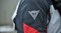 Logo Dainese sur la veste Dainese TEMPEST 2 D-DRY