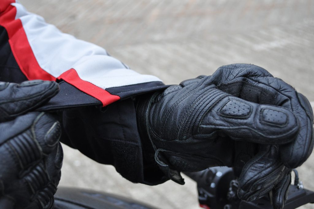 Dainese a fait confiance au velcro pour le serrage des manches