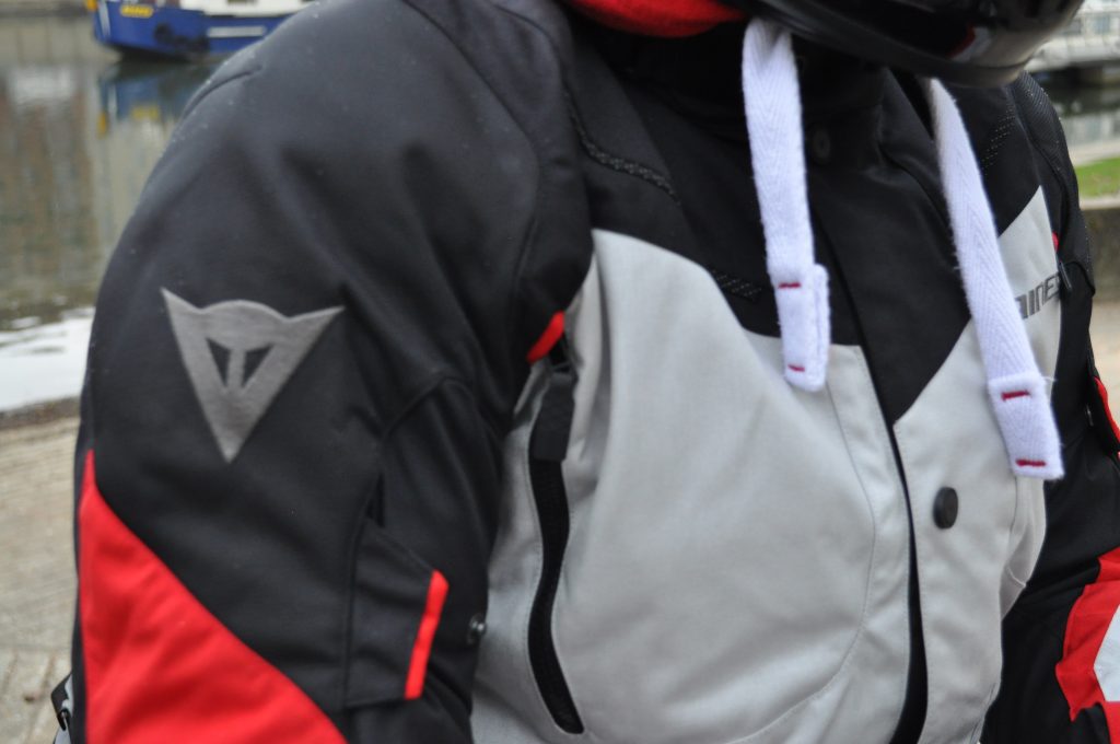 Nombreuses ventilations sur la veste Dainese TEMPEST 2 D-DRY