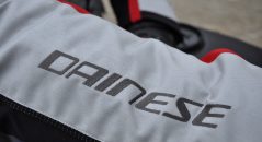 Marque italienne Dainese et logo sur la veste Dainese TEMPEST 2 D-DRY