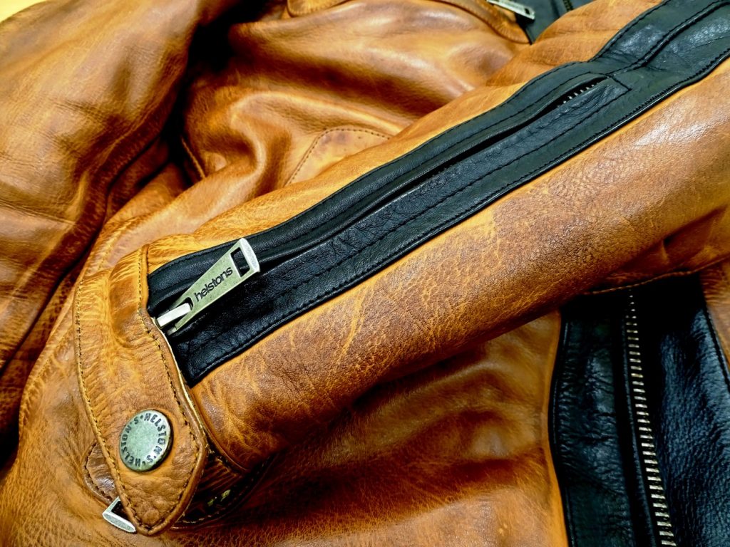 Un zip permet d&rsquo;enfiler la manche avec plus de facilité