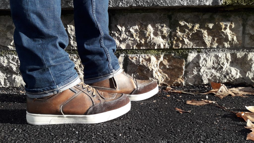 Les chaussures V Quattro X-Urban ont un look plutôt sport