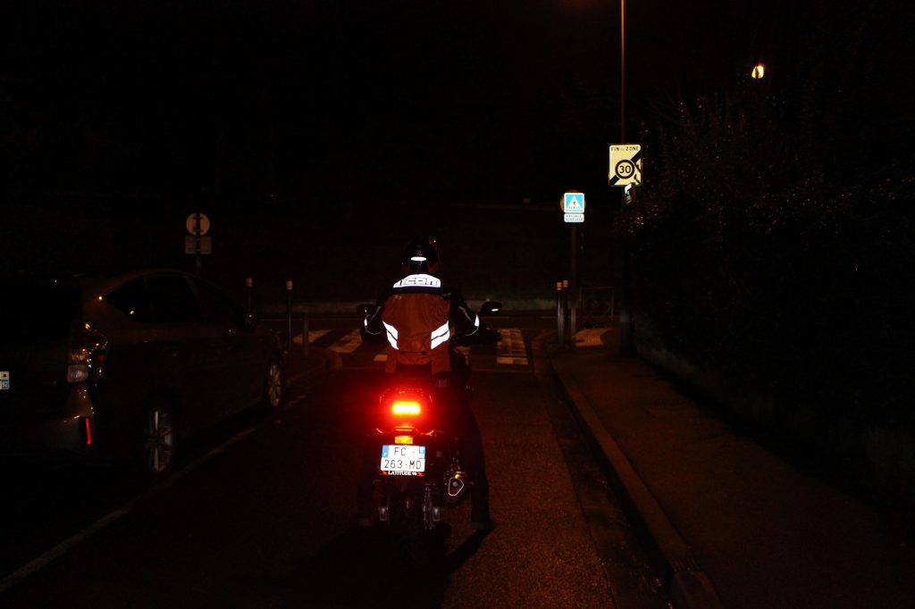 Visibilité de nuit, et de dos, avec le gilet de sécurité ICON