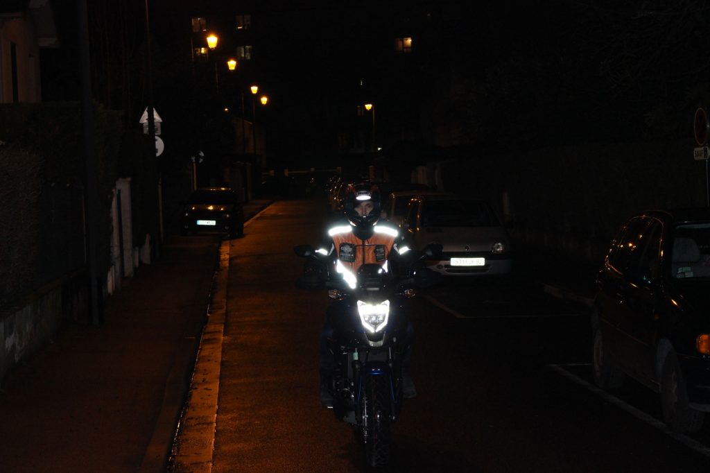Visibilité de nuit avec le gilet de sécurité ICON Mil Spec Instructor