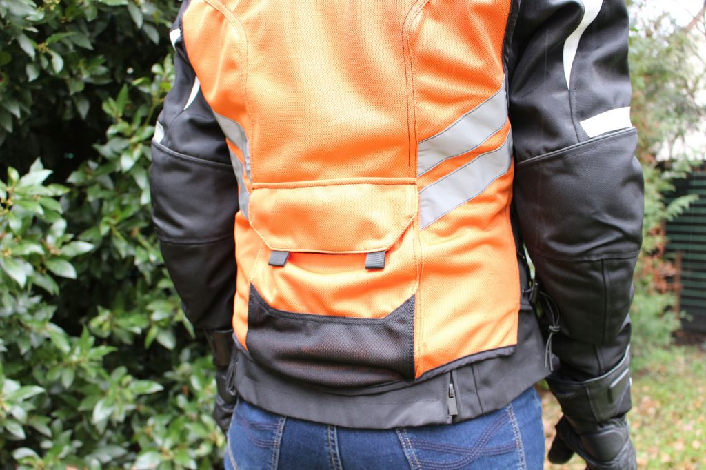 Large poche à scratch à l’arrière du gilet de sécurité ICON