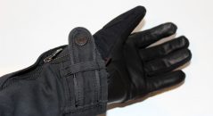 Le style épuré des gants Rev It Chevak GTX Ladies donne la possibilité de porter aussi bien un blouson cuir technique sport qu’un blouson au style plus urbain.