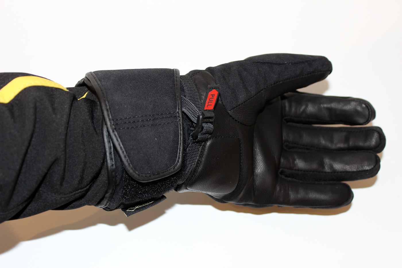 Le style épuré des gants Rev It Chevak GTX Ladies donne la possibilité de porter aussi bien un blouson cuir technique sport qu’un blouson au style plus urbain.