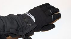 Le style épuré des gants Rev It Chevak GTX Ladies donne la possibilité de porter aussi bien un blouson cuir technique sport qu’un blouson au style plus urbain.