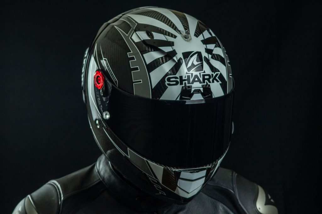 La décoration du casque Shark Race-R Pro GP est recouverte d’un solide vernis.