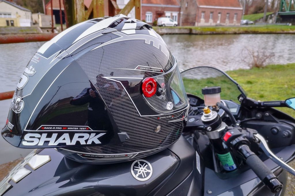 Essai du casque Shark Race-R Pro GP, idéal avec une sportive, mais pas seulement !