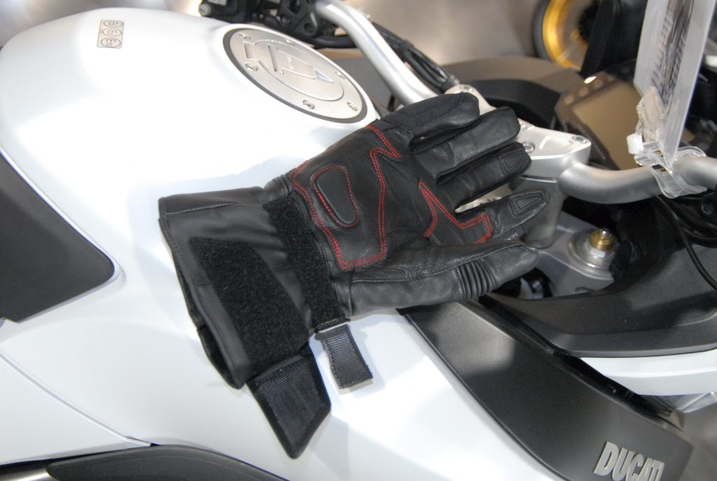 Trois systèmes de serrage pour les gants Bering Arkade