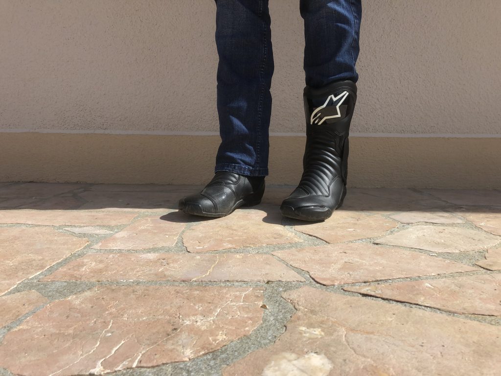 Les bottes Alpinestars SMX 6 V2, avec un jean, c’est comme vous le souhaitez !