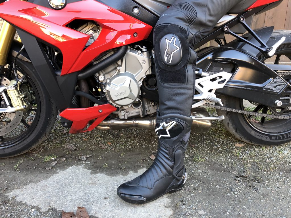 Bottes Alpinestars SMX 6 V2, avec un pantalon en cuir