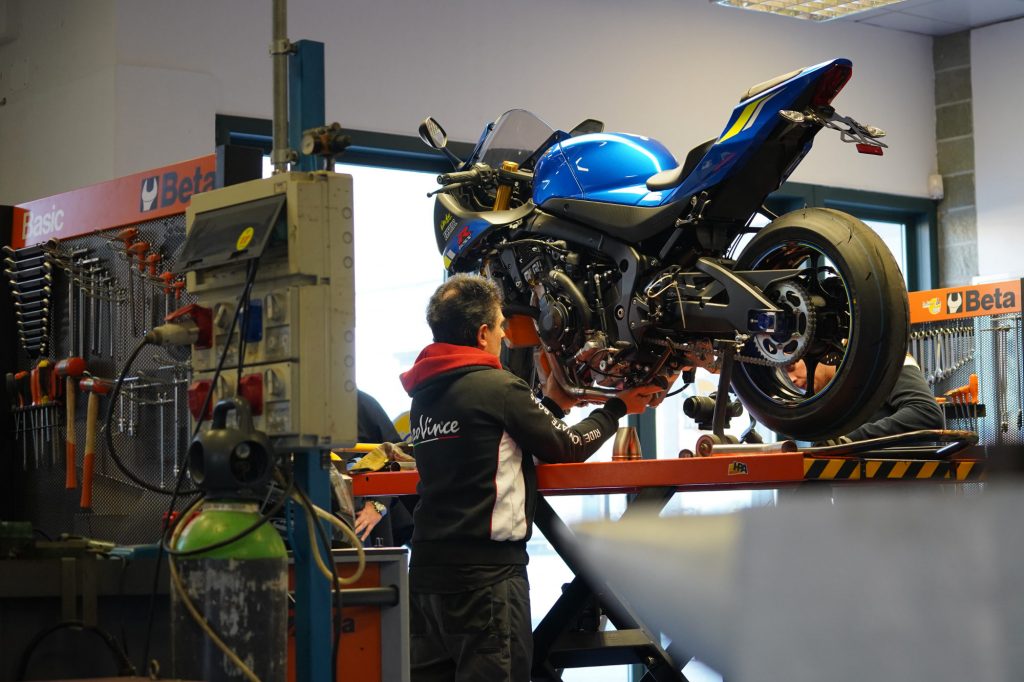 Moto partiellement démontée dans un atelier