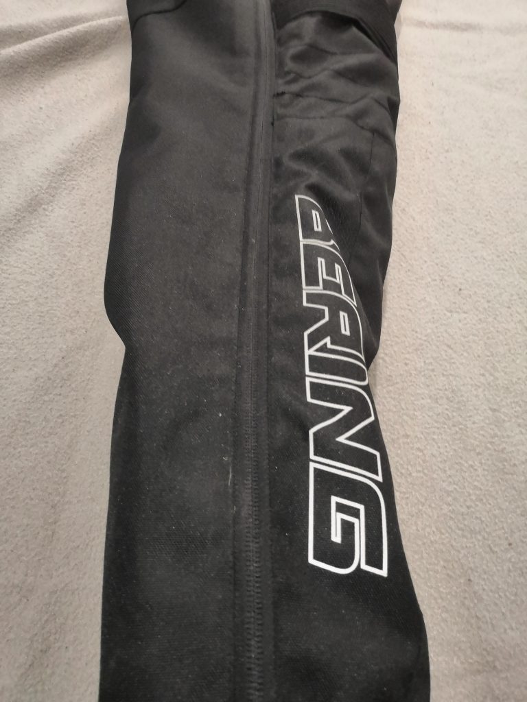 Un long zip pour la jambe sur le pantalon Bering Dusty