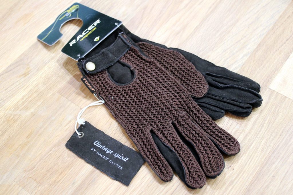 Ça fait un moment que le vintage a la cote. Pour preuve, ces gants moto à l’ancienne, datés de 1990