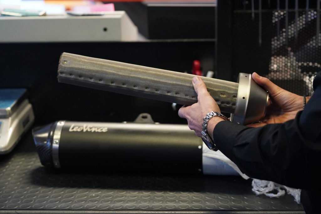 Le tube perforé interne est recouvert de laine inox pour limiter les variations de pression afin de protéger la laine de verre