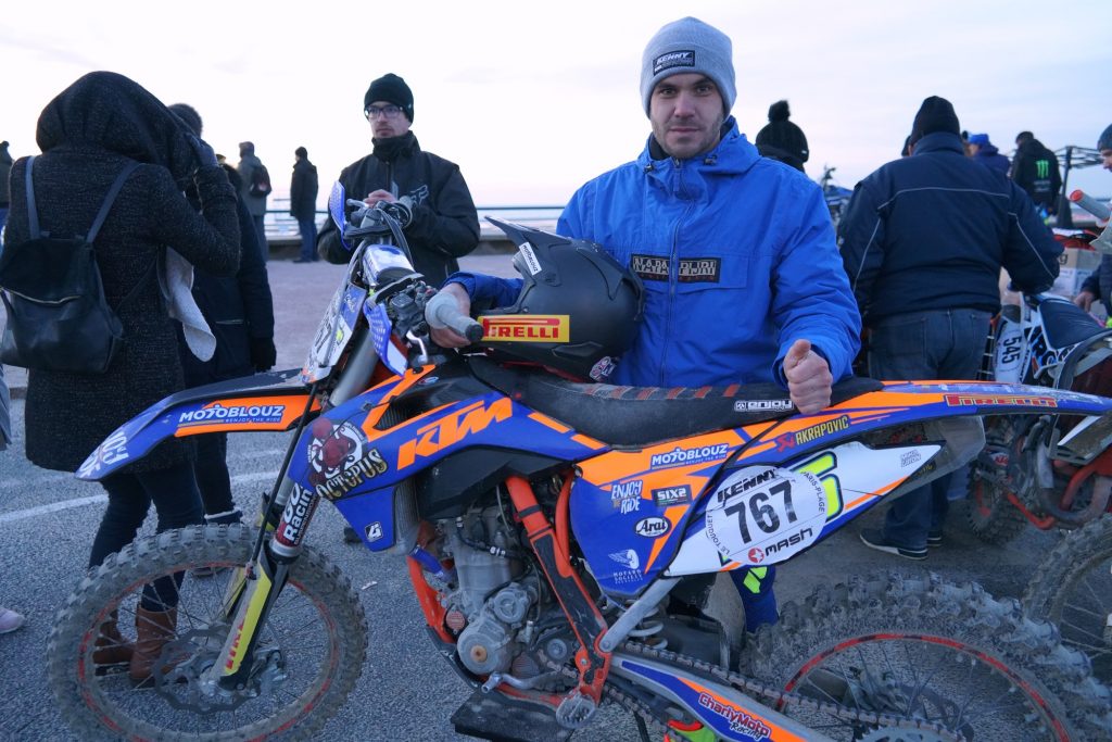 Mika Giron devant sa moto après l’Enduropale 2019