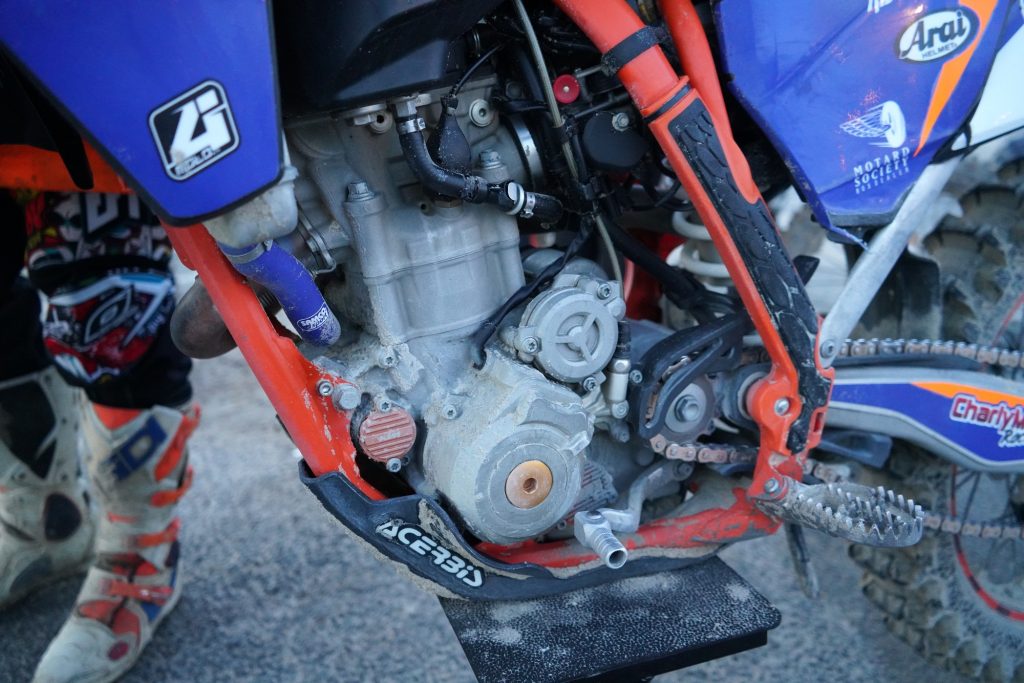 Le moteur de la KTM 350 a perdu beaucoup de liquide de refroidissement pendant les 3h de course Ça chauffe !