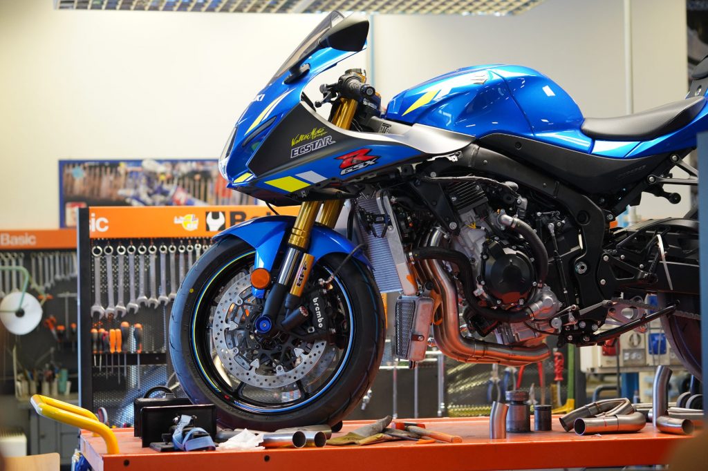 Le collecteur d’échappement LeoVince Pour la GSX-R100 en phase d’assemblage