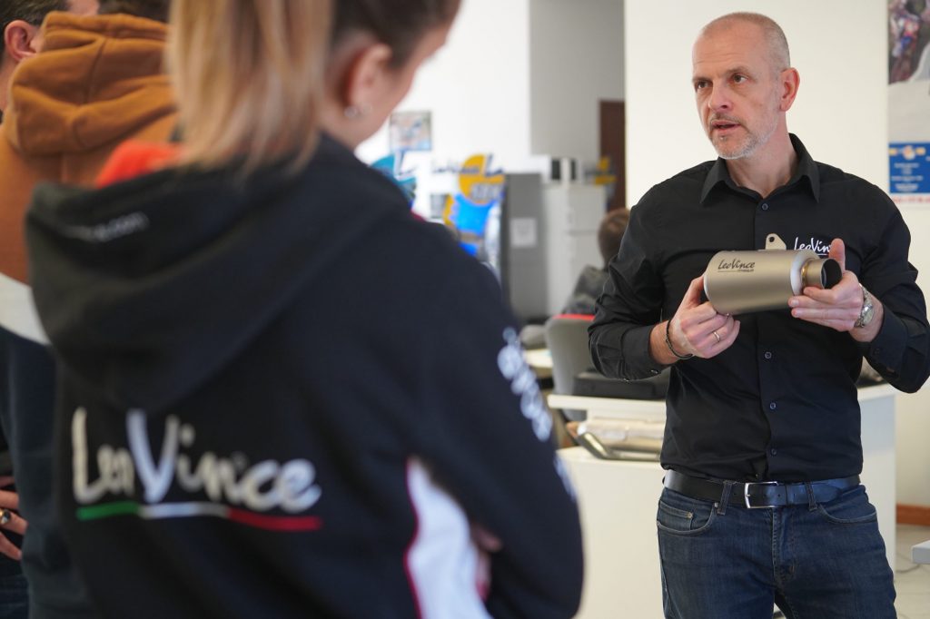 Stefano nous présente le fleuron des silencieux LeoVince, le LV-10 Titane