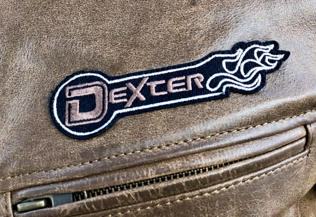 Le logo brodé sur le cuir du blouson DXR D63