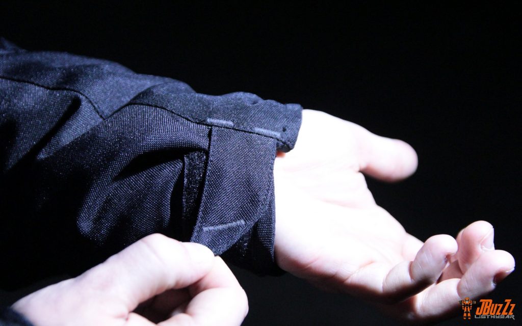 Scratchs de réglage sur le blouson Ixon Cobra