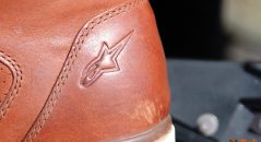 Logo de la marque sur les baskets Alpinestars J-Cult Drystar®