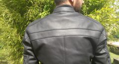 Gros empiècements en cuir sur le blouson DXR DEAN