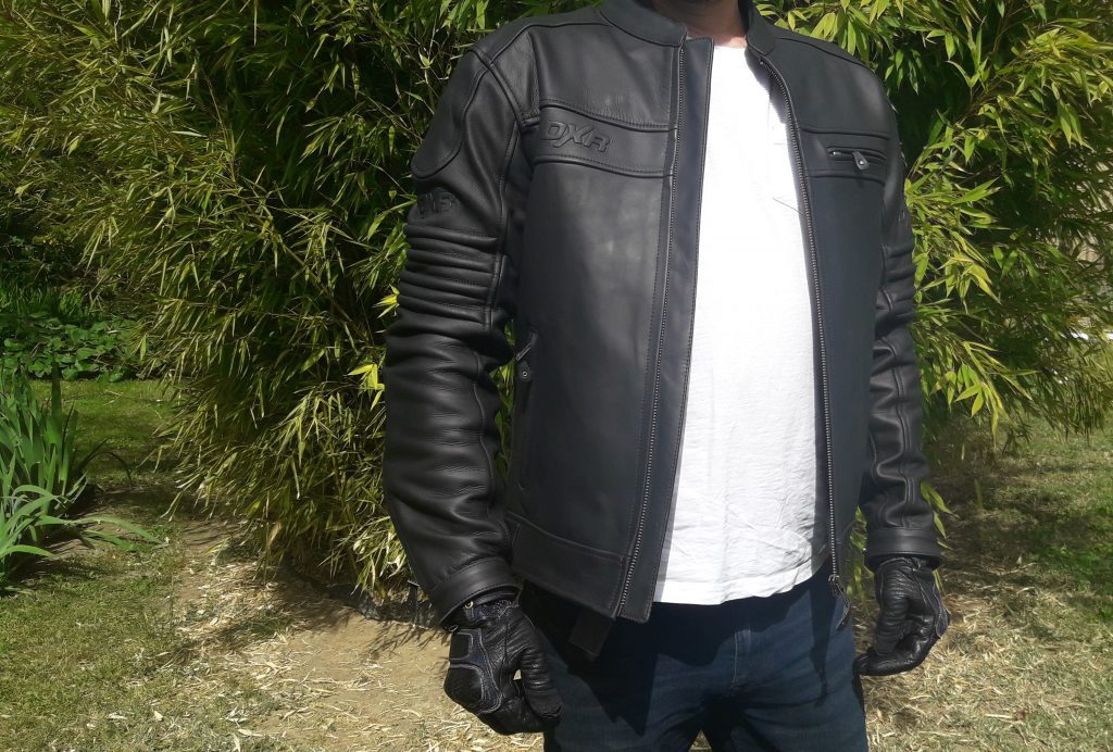 Même hors de votre monture, le look du blouson en cuir DXR DEAN CE est très réussi