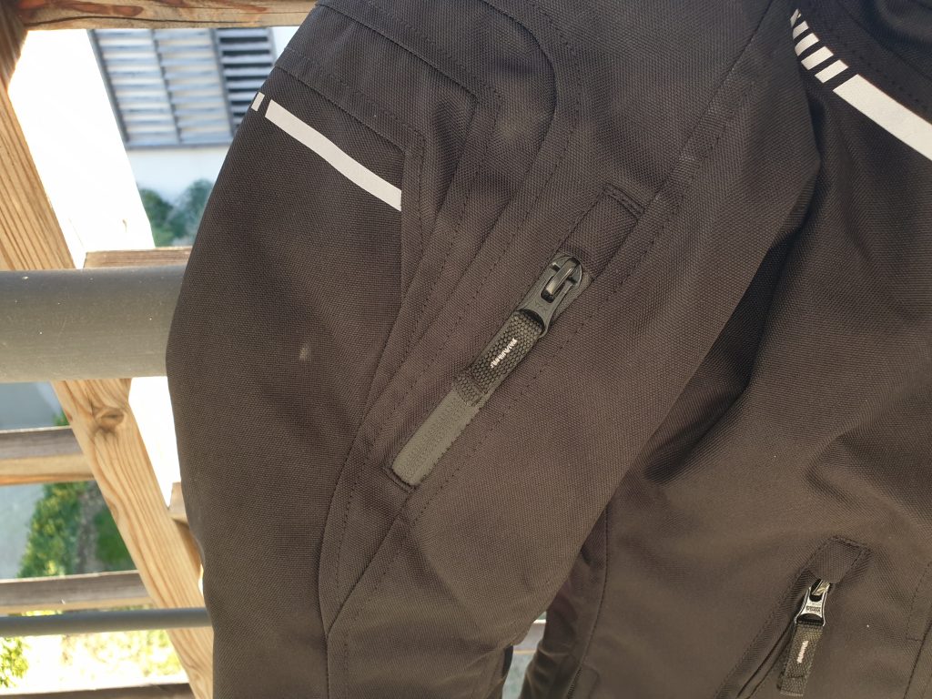 Zoom sur les zips d’aération, et les bandes réfléchissantes sur les manches du blouson DXR Julia CE.