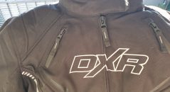 Détails et zips d'aération sur le blouson DXR Julia