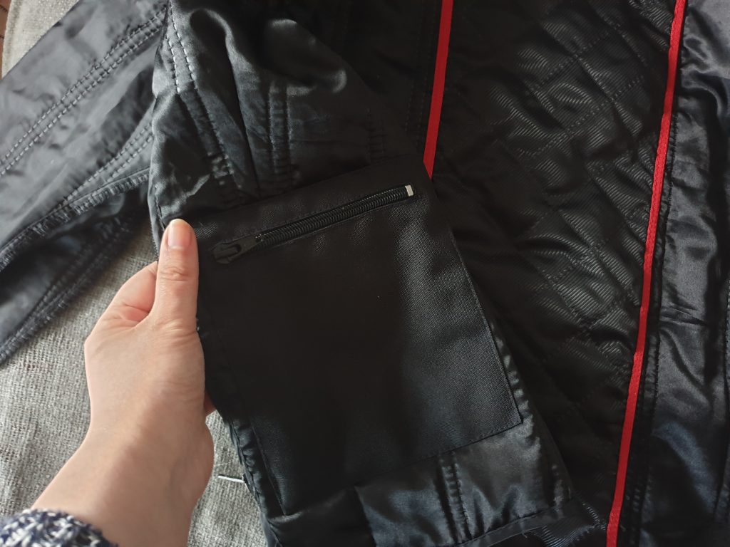 La poche imperméable de la doublure thermique