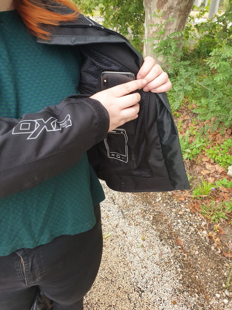 La poche intérieure pour le téléphone du blouson DXR Julia CE