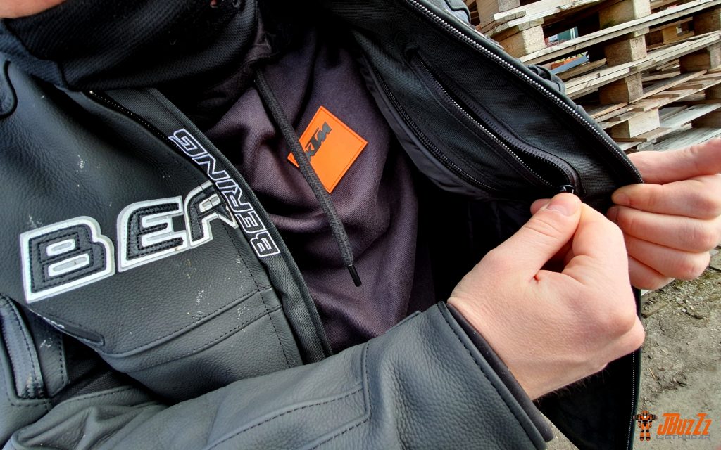 Pratique pour glisser ses papiers, la poche intérieure est de taille suffisante pour glisser un smartphone de grande taille (S10+).
