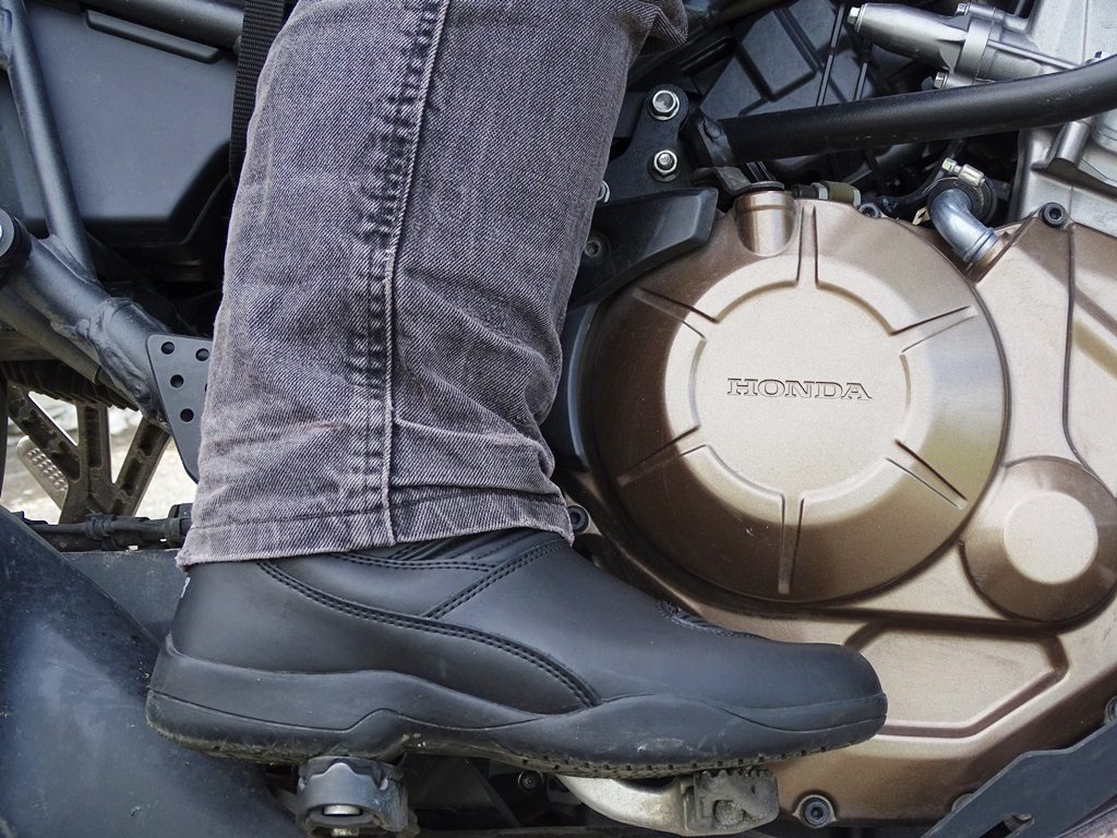 Il est tout à fait possible de passer un pantalon moto au-dessus des bottes DXR PAN-AM