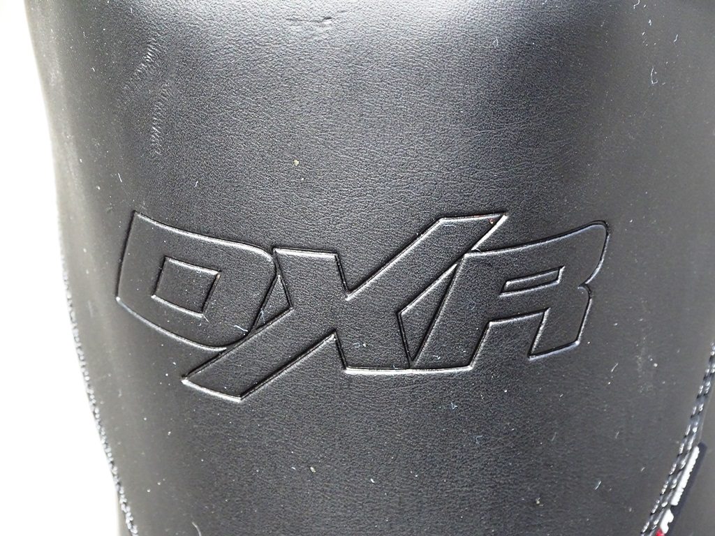 Le logo DXR est gravé dans le cuir