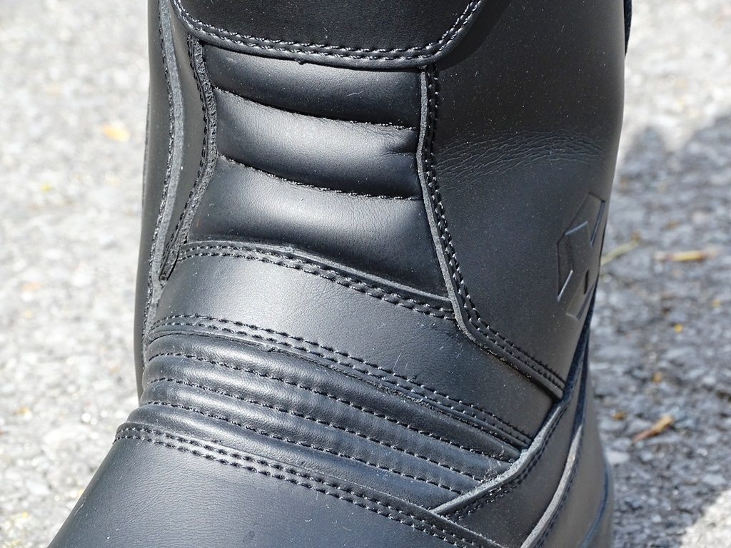 Zoom sur les zones de flexion avant des bottes DXR PAN-AM