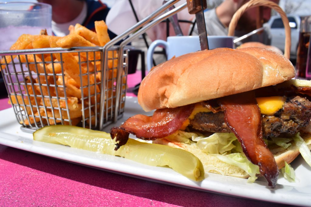 Burger en direction du Grand Canyon