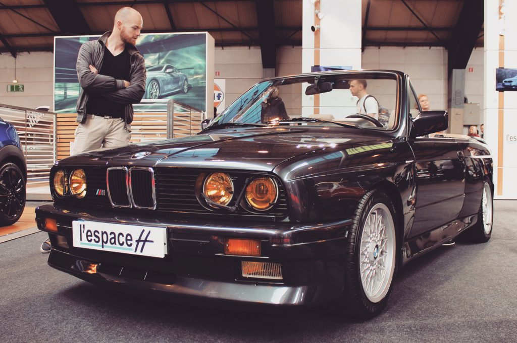 On entre dans le premier hall où sont exposées des anciennes de toutes marques ainsi que quelques Youngtimers.