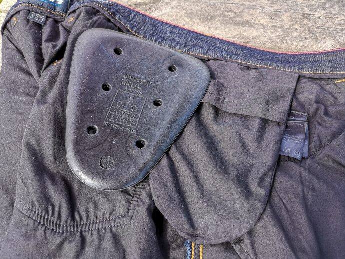 poches et protections de hanches sur le jean DXR Howell