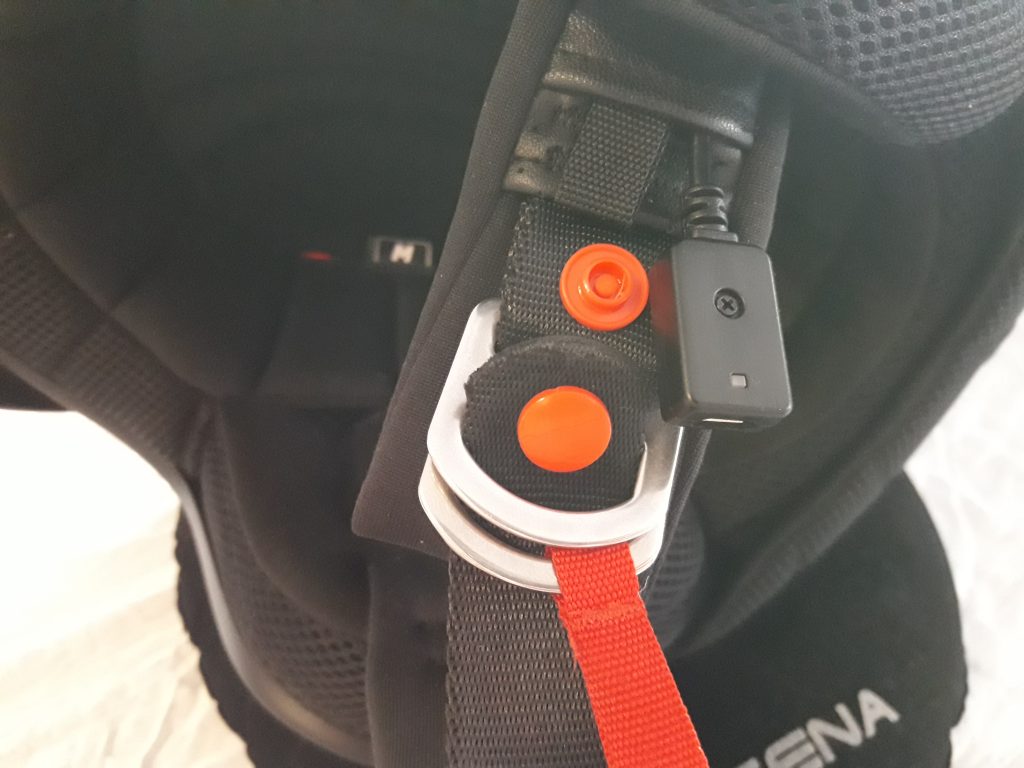 Sena Savage-détail de la boucle DD et de la prise USB