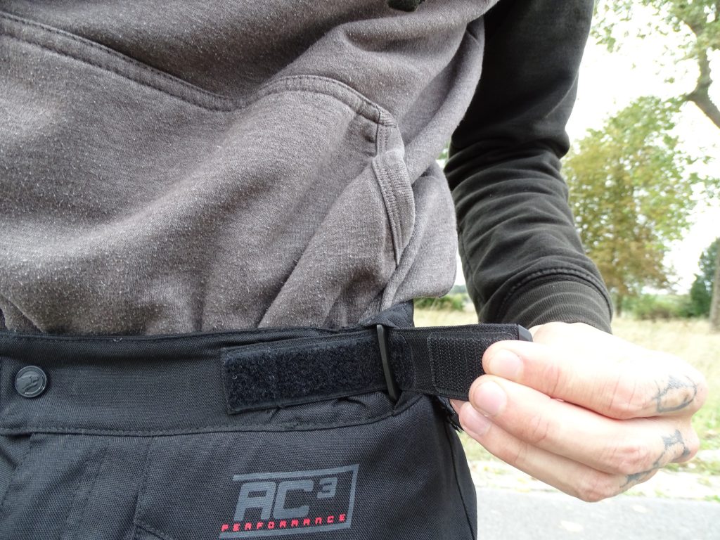 Le serrage à la taille est assuré par deux bandes velcros