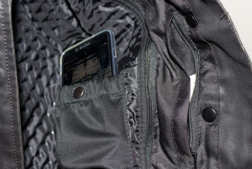 Côté pratique, le IXS Classic Vintage Lady possède 7 poches extérieures discrètes dont une en-dessous de l’épaule gauche, avec le logo IXS doré incrusté et 3 poches intérieures dont une parfaite pour y intégrer un téléphone portable.